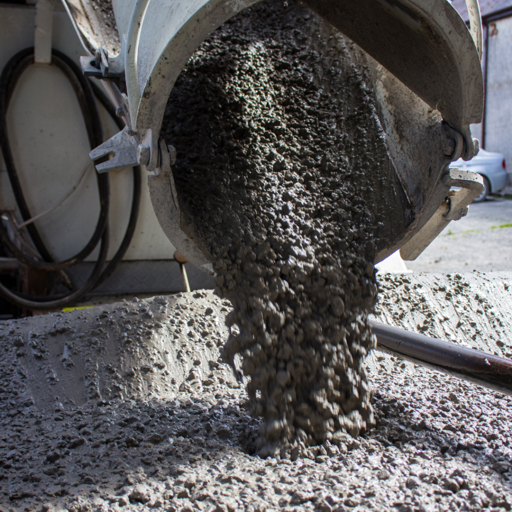 بتن آماده در حال ریزش از دیگ میکسر عکس بتن آماده در شیراز