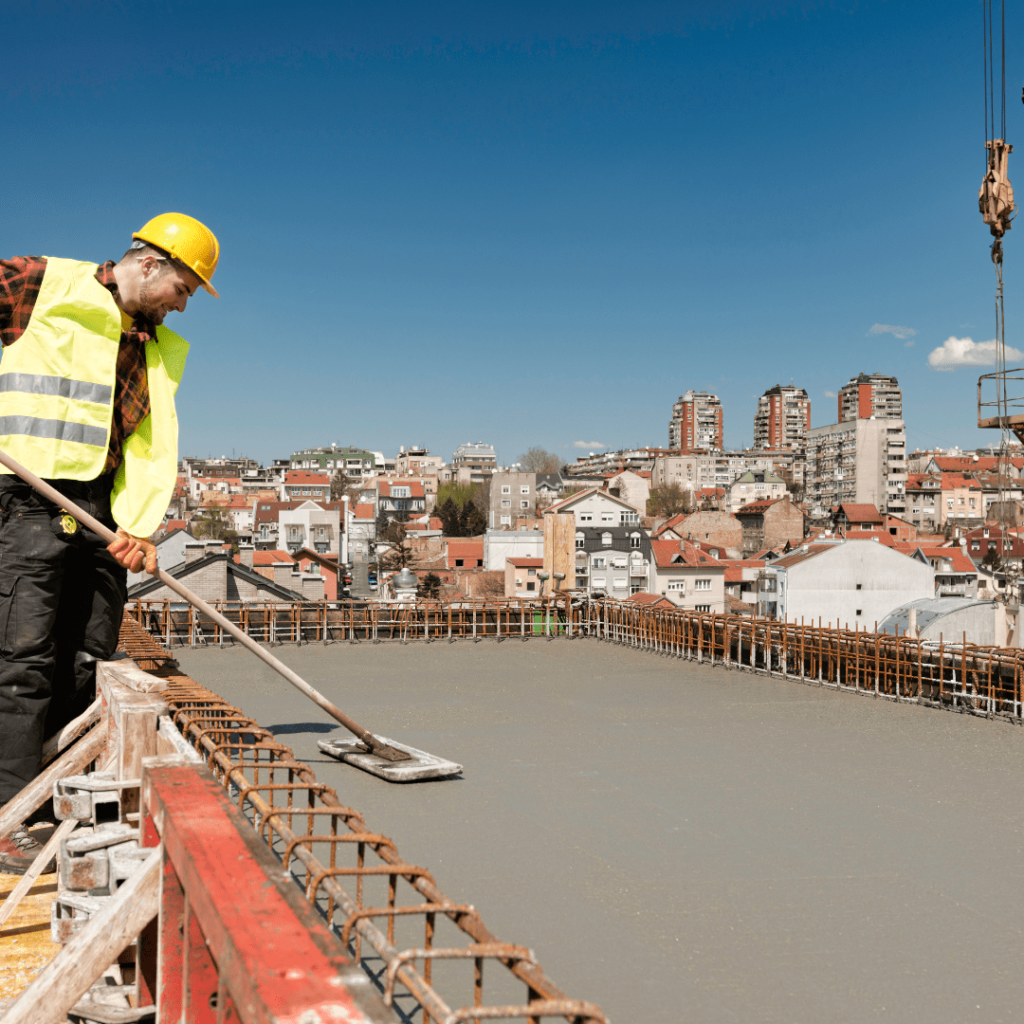 در حال بتن ریزی در شهرک صنعتی 