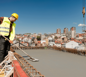 در حال بتن ریزی در شهرک صنعتی